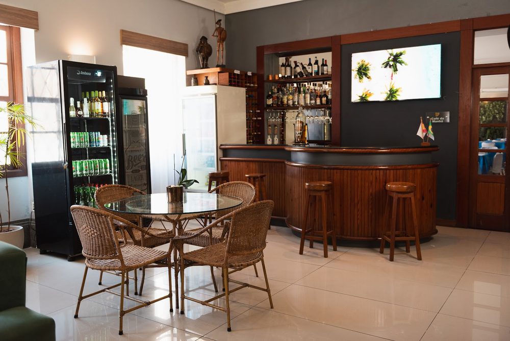 Bar com mesas e frigobar