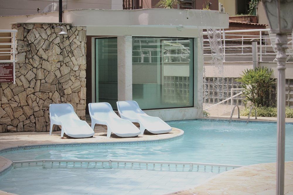 Piscina com espreguiçadeiras
