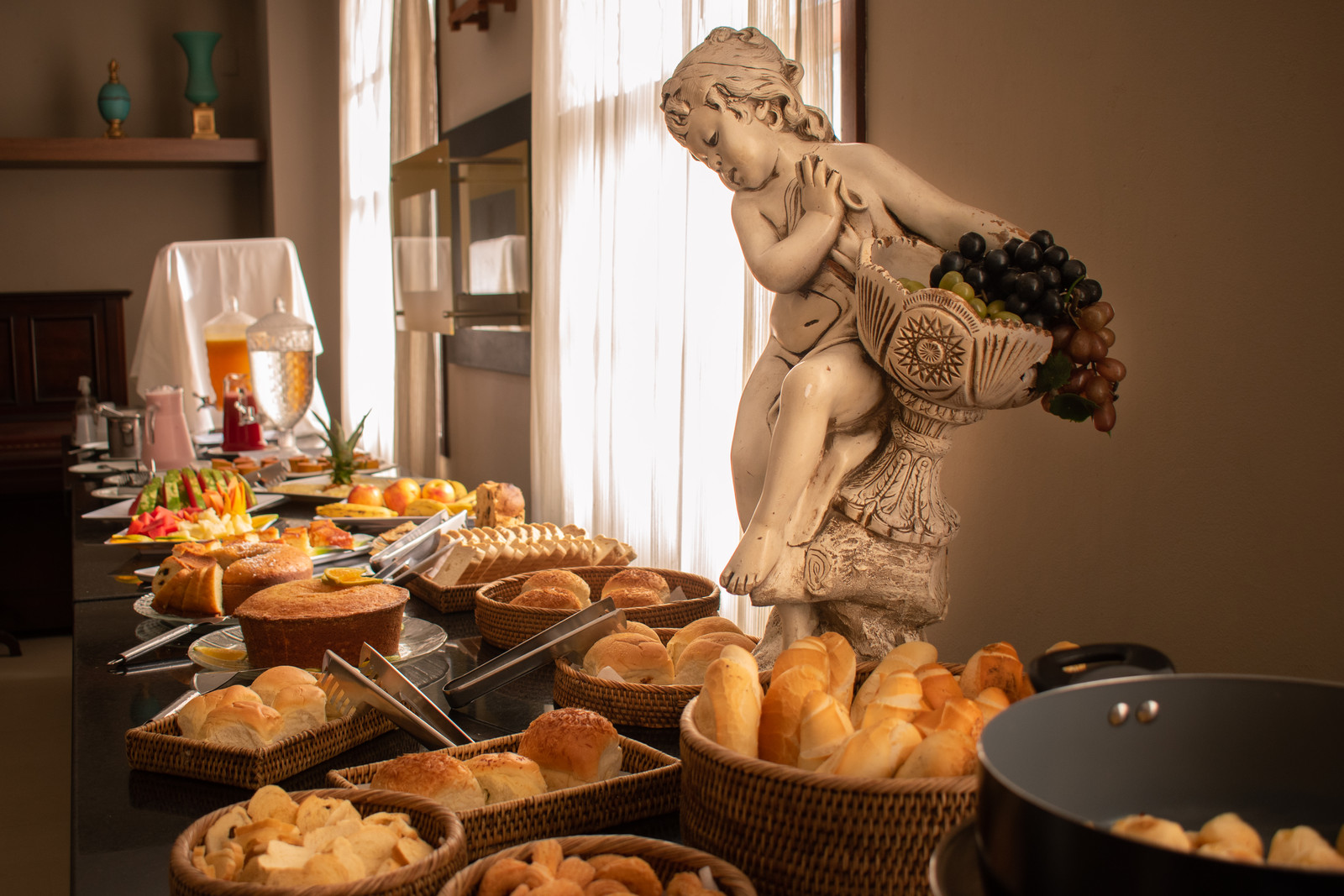 Mesa de pães e decoração do salão do café