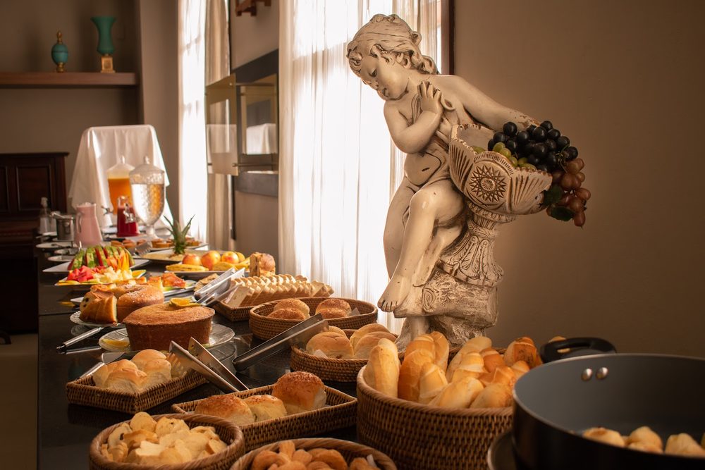 Mesa de pães e decoração do salão do café