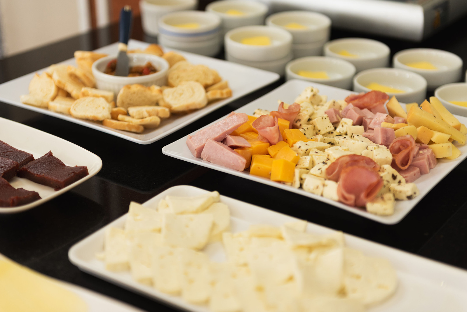 Frios, queijos e pães do buffet