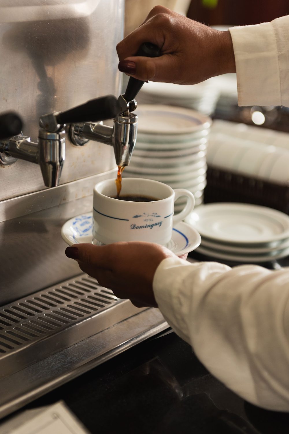 Café sendo tirado na hora