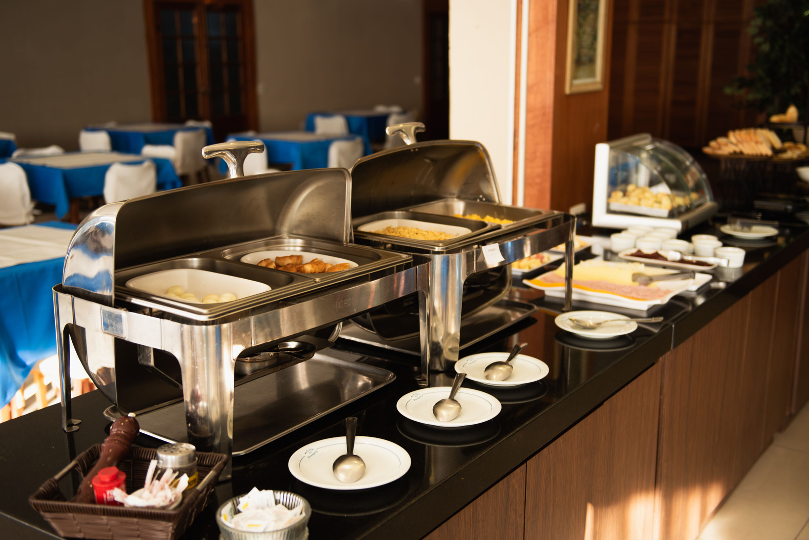 Rechauds e travessas do buffet quente