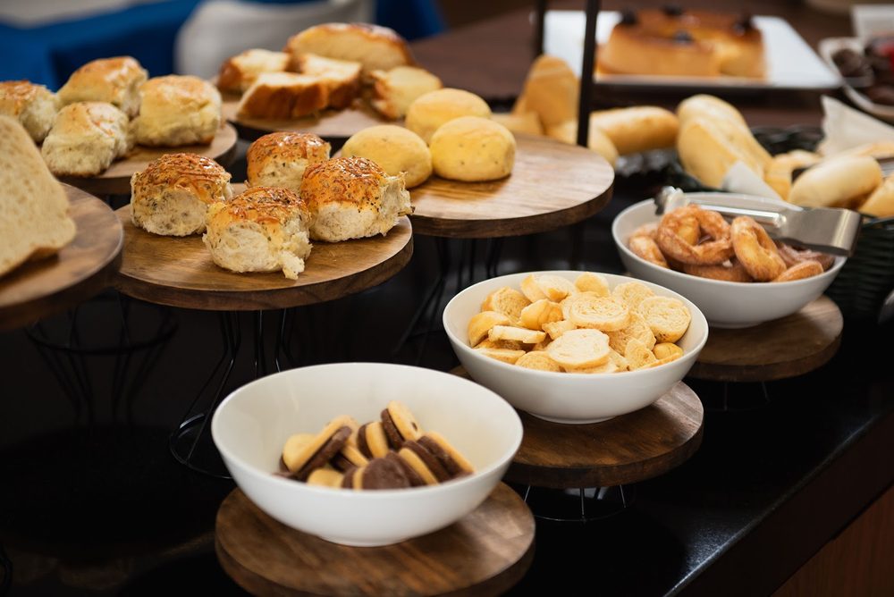 Pães e biscoitos recém-saídos