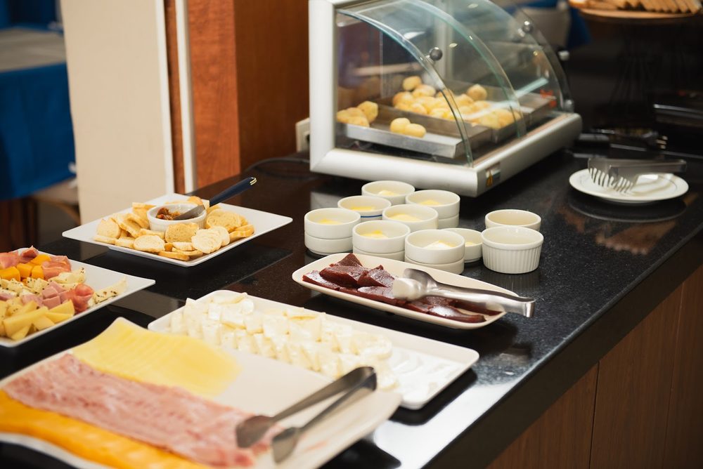 Frios, queijos e estufa do buffet