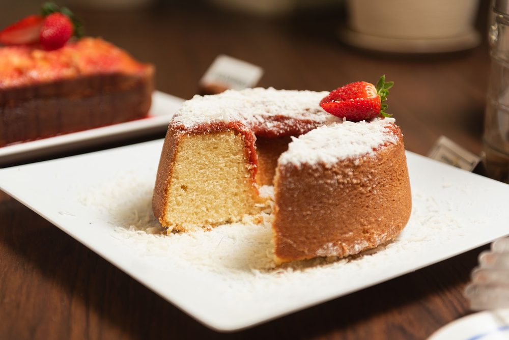 Bolo de coco cortado na travessa
