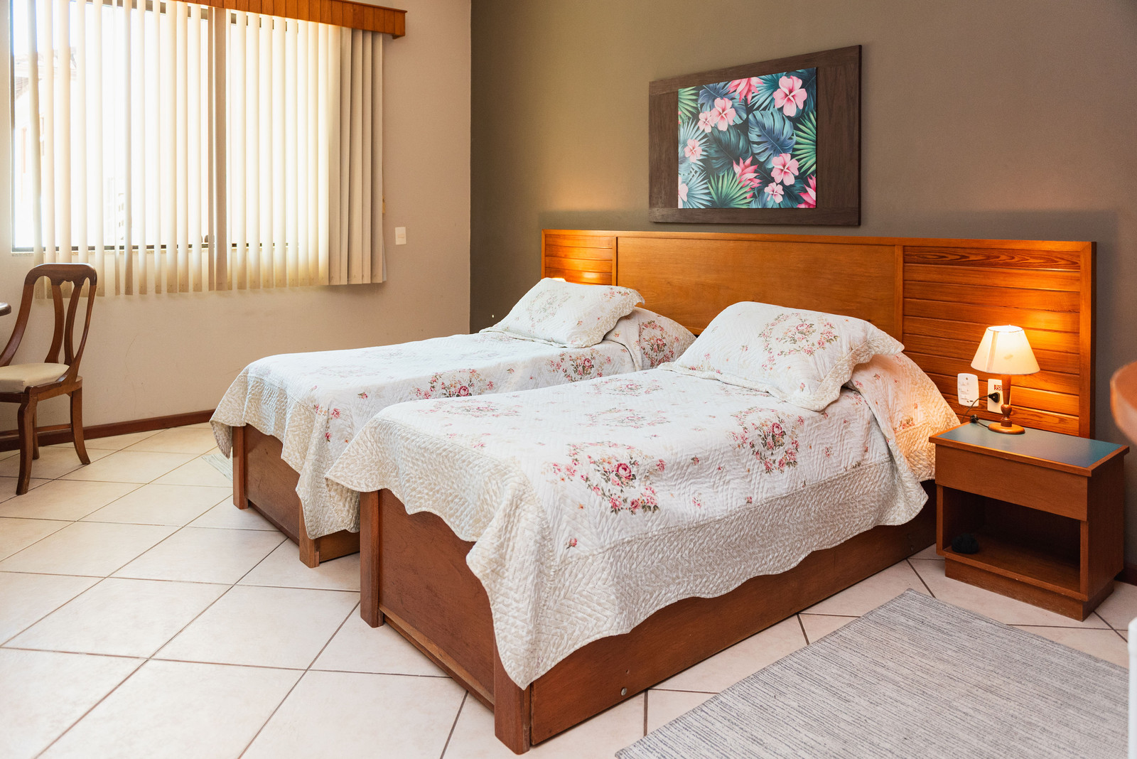 Quarto Colonial com duas camas de solteiro