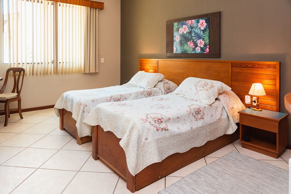 Quarto Colonial com duas camas de solteiro