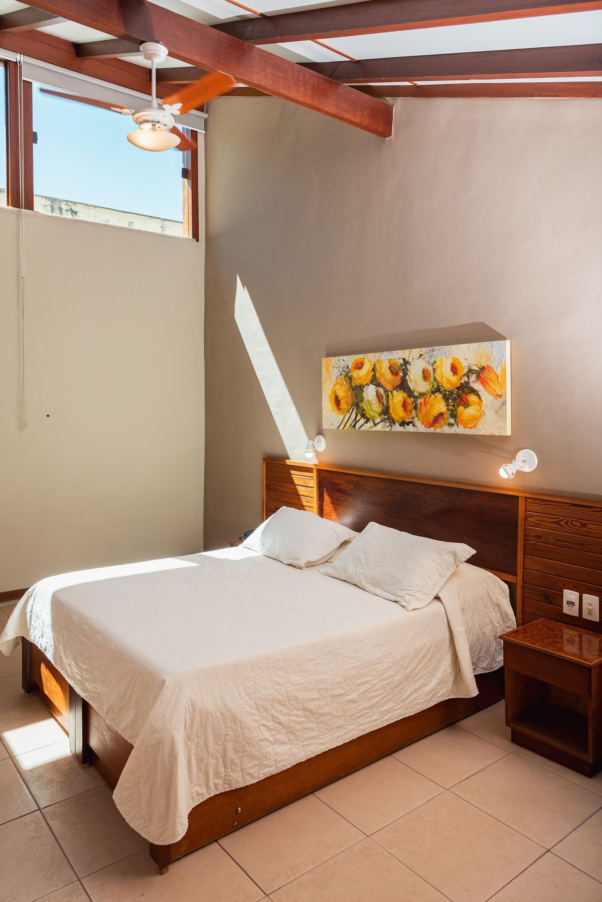 Quarto com teto de madeira aparente