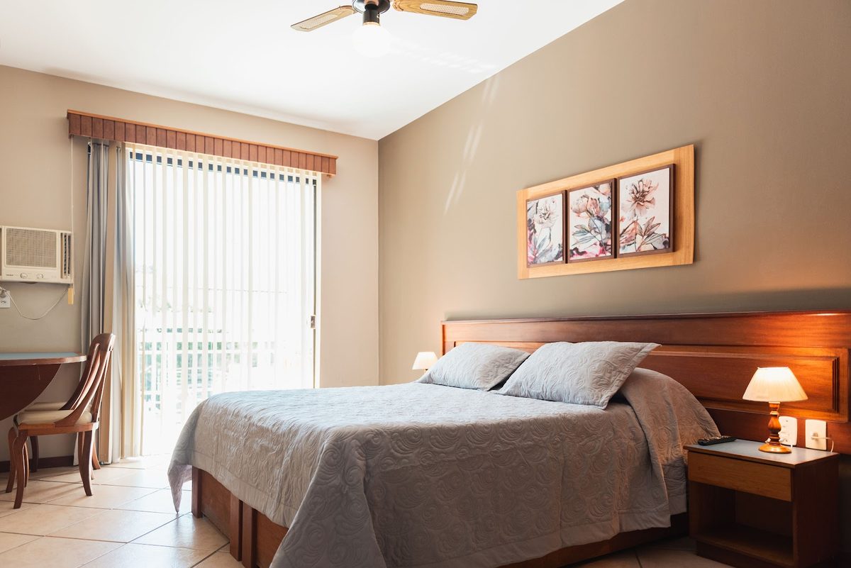 Especial com Ar na área da piscina: cama, ventilador de teto e mesa de apoio