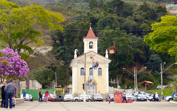 Igreja histórica e montanhas de Nova Friburgo