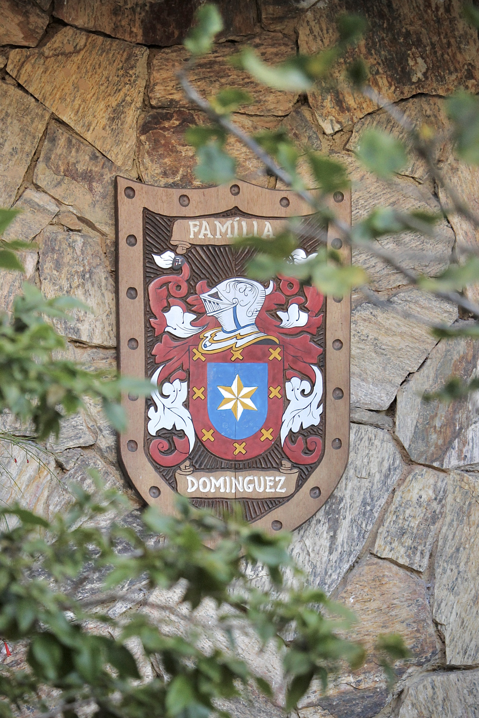 Brasão da família Dominguez na parede de pedra