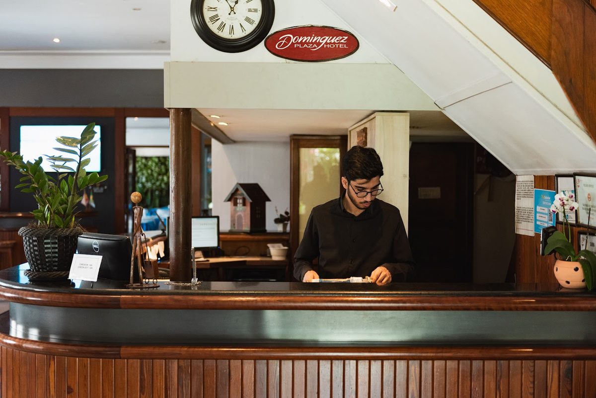 Recepção do hotel com balcão de madeira