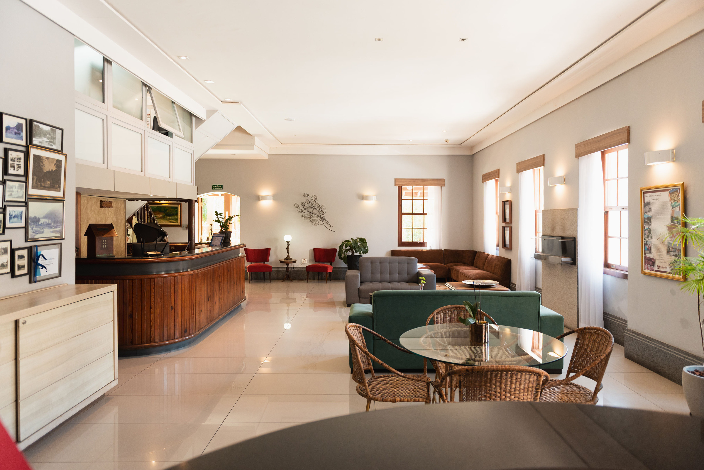 Recepção e área de estar do hotel