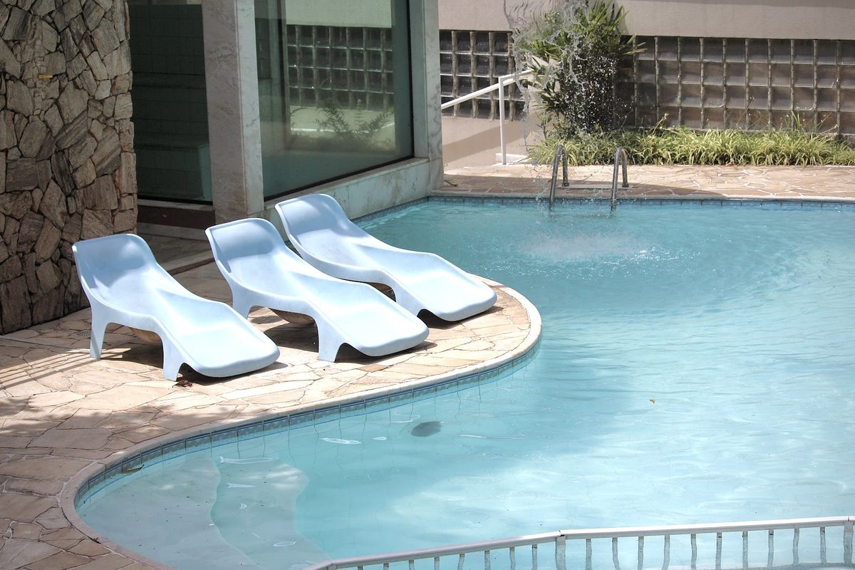 Piscina com espreguiçadeiras