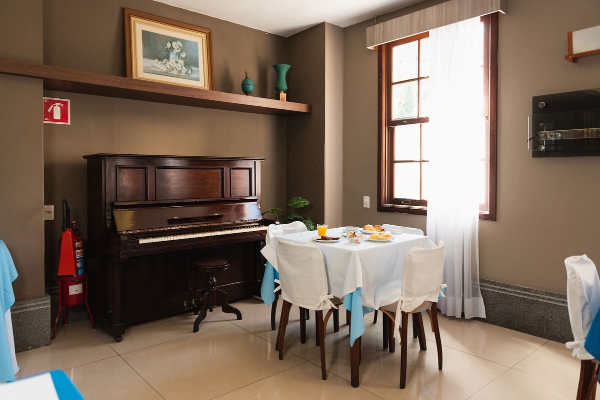 Sala com piano e mesa posta