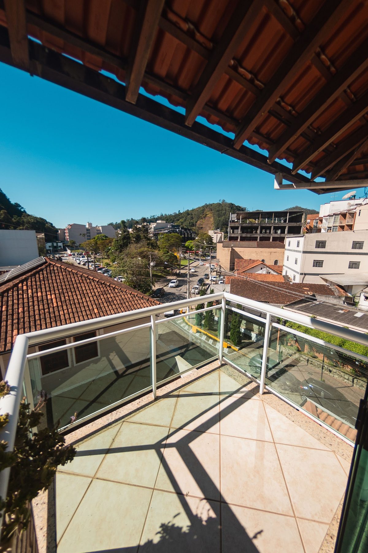 Varanda com vista para a cidade e as montanhas